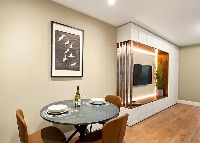 דירה Main Street Hideaway *